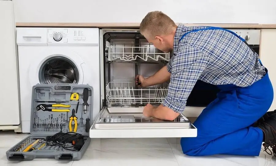 Pursaklar Daikin servisi teknisyen ekibi beyaz eşya tamiri yaparken
